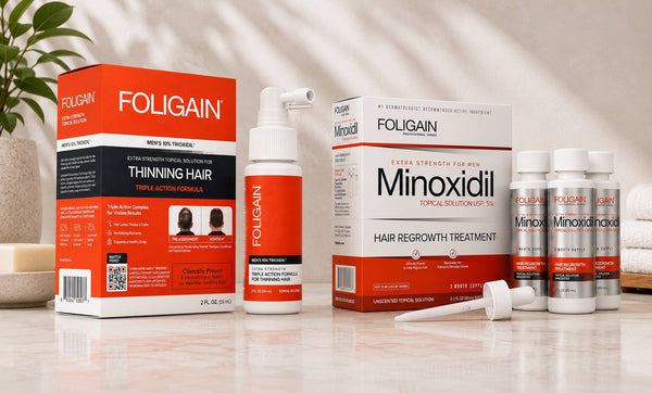 미녹시딜 5% 키트 옆에 놓인 FOLIGAIN 남성용 TRIOXIDIL 10% 외용 트리트먼트.