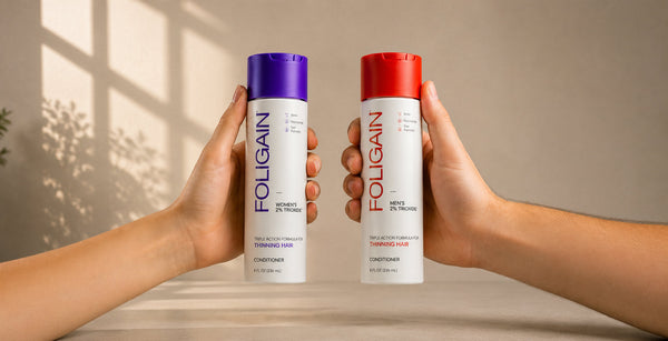 TRIOXIDIL 2%가 함유된 FOLIGAIN 남성용 및 여성용 컨디셔너를 들고 있는 두 손.