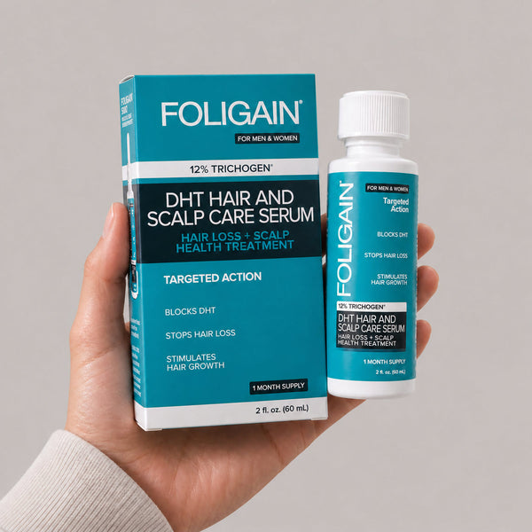 FOLIGAIN DHT 모발 및 두피 케어 세럼 60 mL 병과 상자를 들고 있는 손.